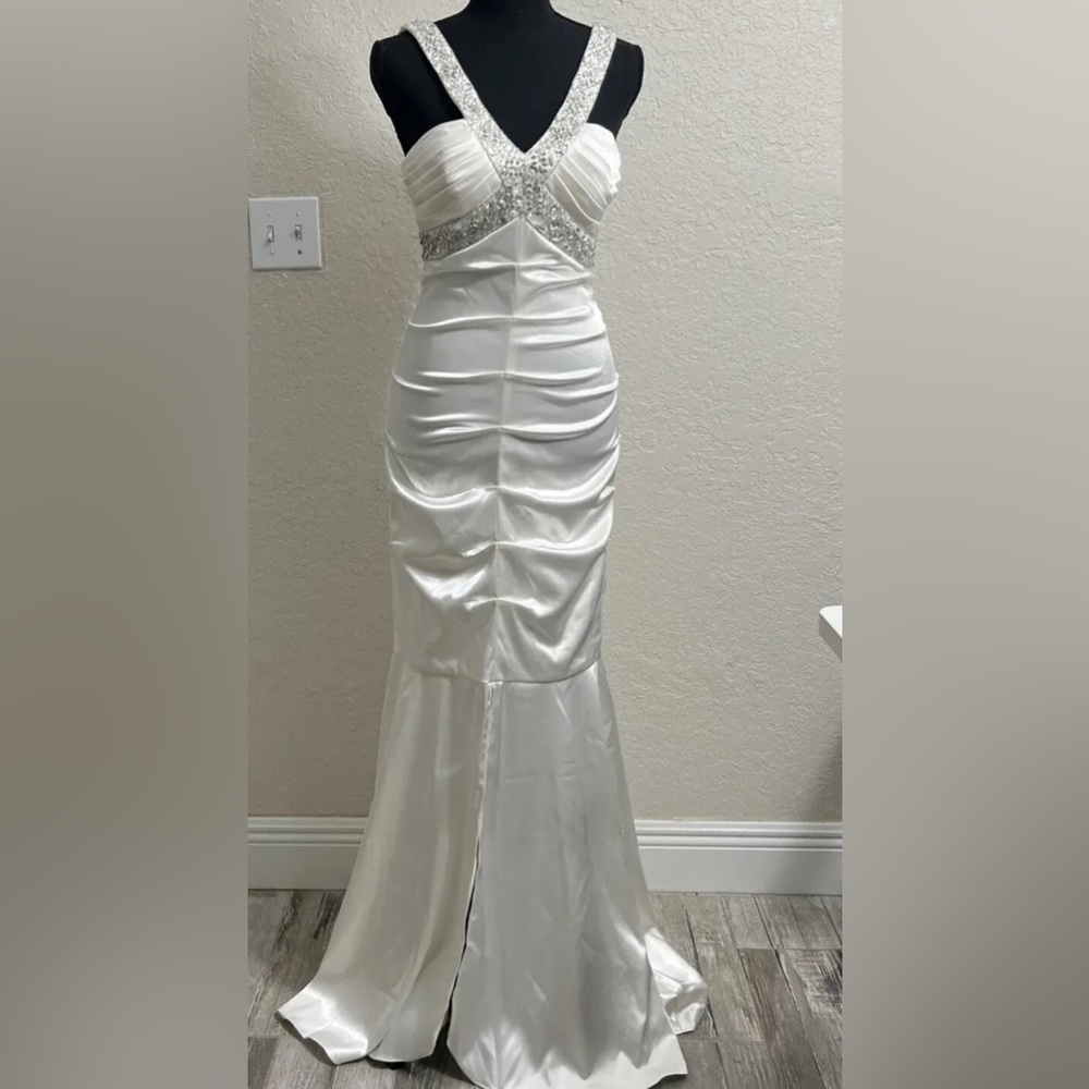 Laura Petites  Formal Dress Cream and white Size 6P.